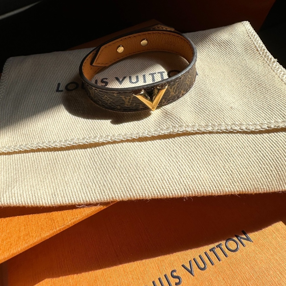 BRAND NEW LV ESSENTIAL V BRACELET